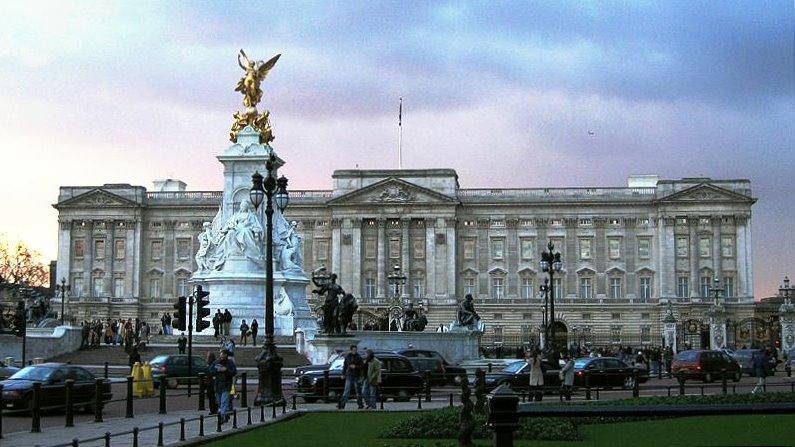Buckingham_Palace,_London,_England,_24Jan04.jpg, 85kB
