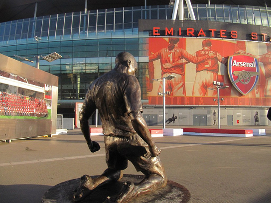 Socha na jeho poest pred Emirates Stadium