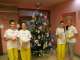 Zdobenie perničkov - dobrovoľníci na onko-oddelení v BB - Pri Vianočnom stromčeku